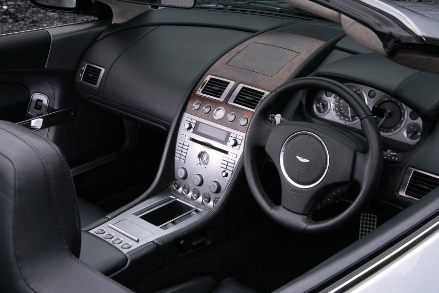 Торпедо Aston Martin DB9 Volante 2004 года  (UK) (фото 24 из 38)